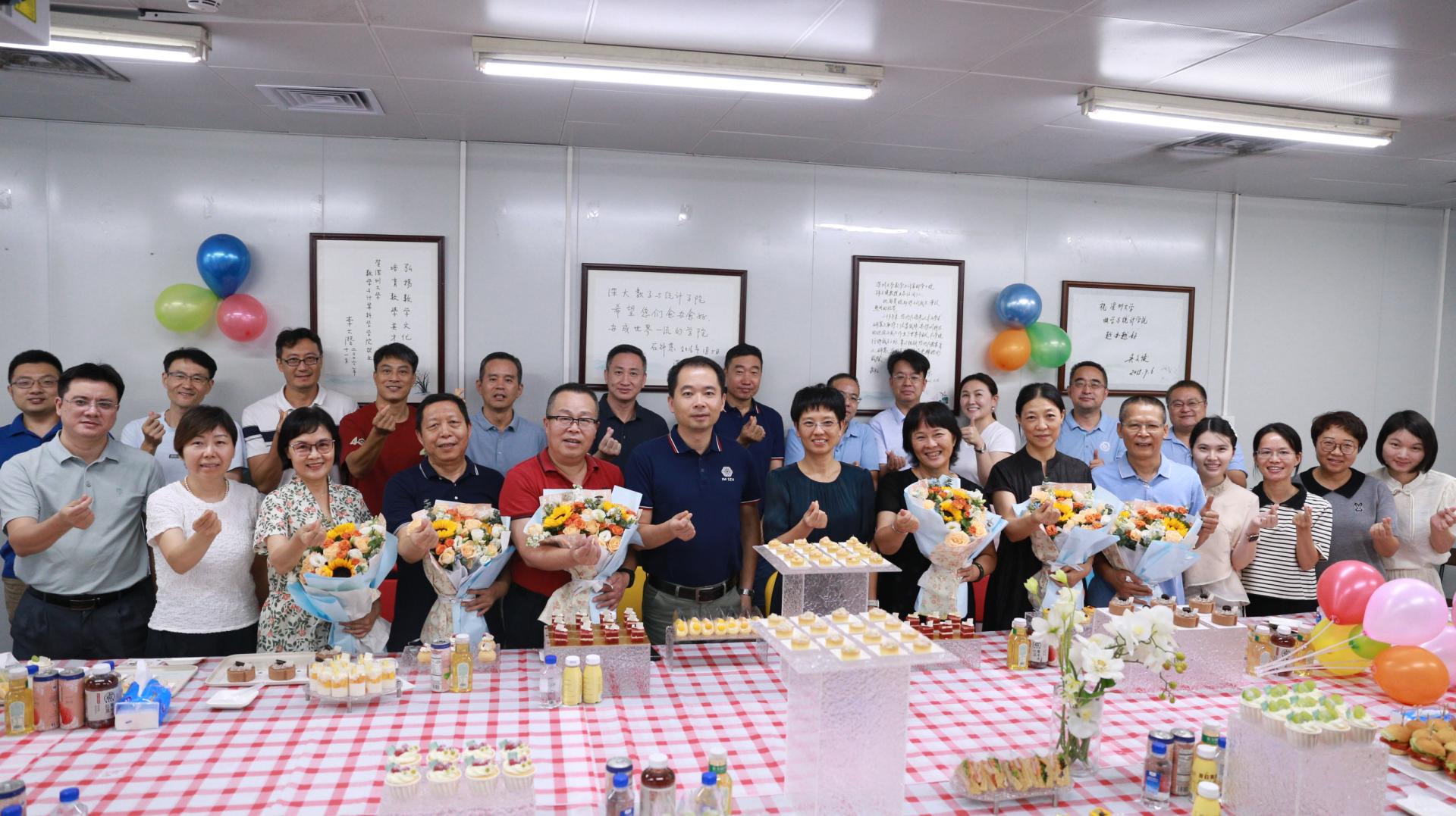 国产探花
举行2024年退休教师荣休仪式暨教师节茶话会